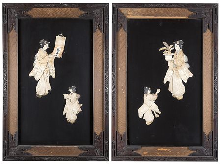 Due pannelli in lacca nera con decorazioni in avorio di dame con giovani...