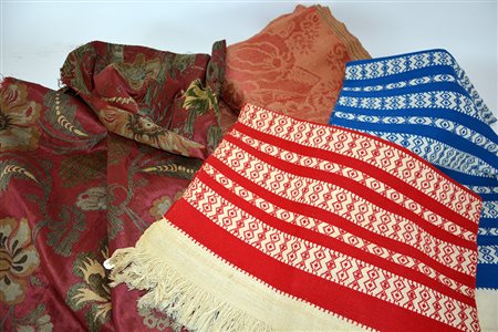 Lotto di due scatoloni contenenti ritagli di tessuti vari (difetti)