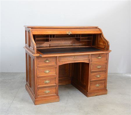 Scrivania da centro a rullo in rovere a cinque cassetti sul fronte e calatoia...