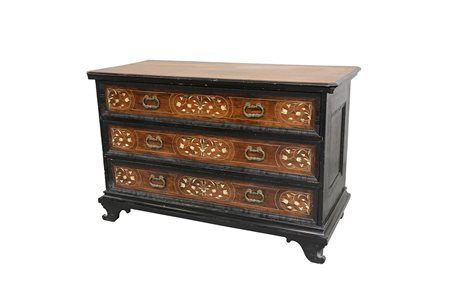 Cassettone in noce e legno ebanizzato a tre cassetti sul fronte, intarsiati e...