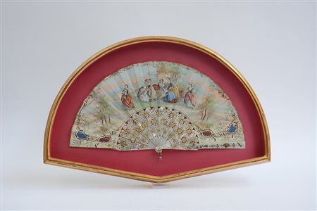 Ventaglio con stecche in madreperla traforate e intagliate a volute, pagine...