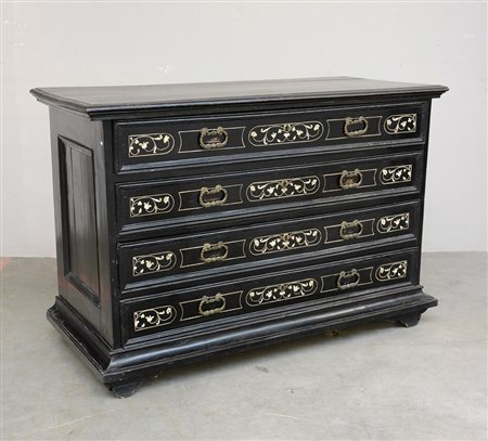 Cassettone in legno ebanizzato con fianchi riquadrati, fronte a quattro...