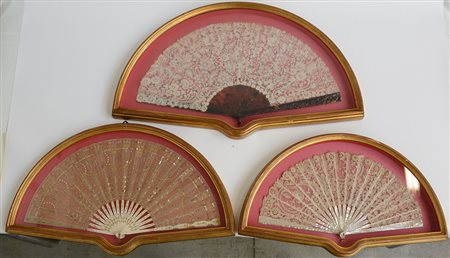 Lotto di tre ventagli diversi con pagine in pizzo, contenuti in teca, sec. XIX