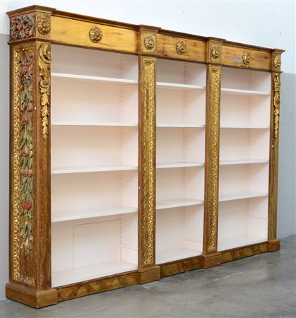 Libreria con antichi montanti in legno laccato e dorato, scolpiti a fregi,...