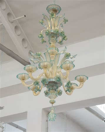 Manifattura di Murano. Lampadario a otto luci in vetro con braccia e foglie...