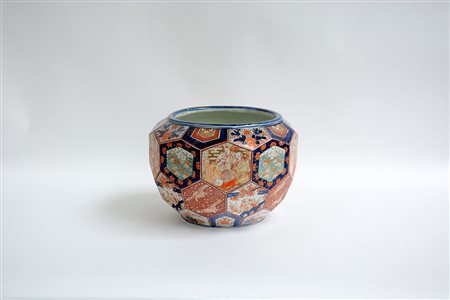 Manifattura giapponese sec. XX. Vaso in porcellana con corpo sfaccettato,...