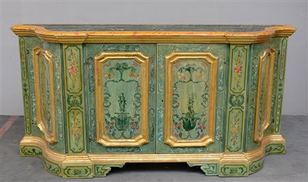 Credenza con fronte sagomato a quattro ante con profili dorati. Decorata a...