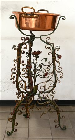 Fioriera in ferro battuto decorata in policromia e dorature a fiori e volute,...