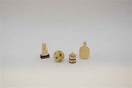 Lotto composto da due contenitori con tappi, una sfera e una sculturina in...