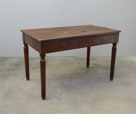 Tavolo rettangolare in noce ad un cassetto grande sottopiano, gambe tornite....