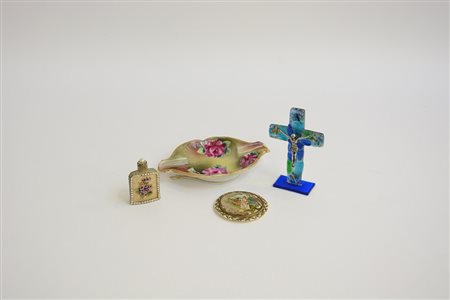 Lotto composto da una snuff bottle, un portacipria, un posacenere ed un...