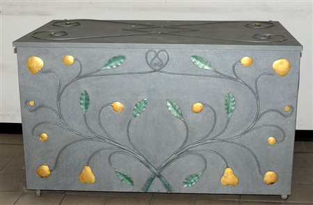 Cassone in metallo laccato a fondo grigio con girali di foglie e frutti (cm...