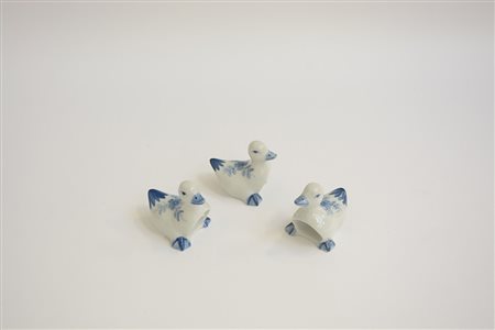 Lotto composto da tre portatovaglioli in ceramica in forma di oche