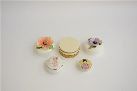 Lotto composto da cinque scatole di manifatture diverse in porcellana e...