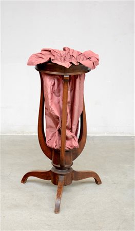 Cestino da lavoro in noce di forma tonda con gambe e montanti sagomati. Sec....