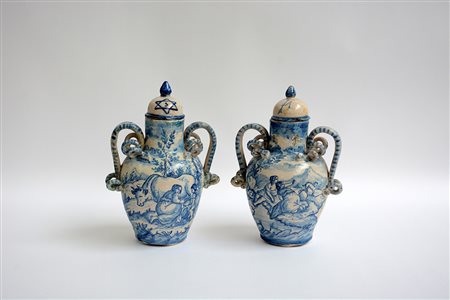 Manifattura ligure sec. XVIII. Coppia di vasi in terracotta smaltata decorati...