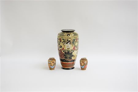 Manifattura Satzuma. Lotto composto da tre vasi in ceramica decorata a figure...