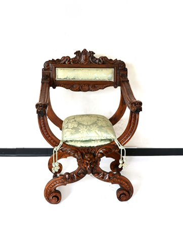 Poltroncina neorinascimentale con cartella scolpita a volute e stemmi,...