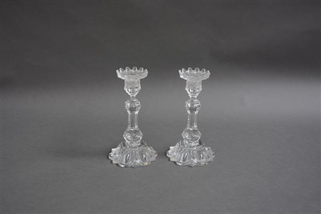 Manifattura di Baccarat, Francia. Coppia di candelieri ad una fiamma in...