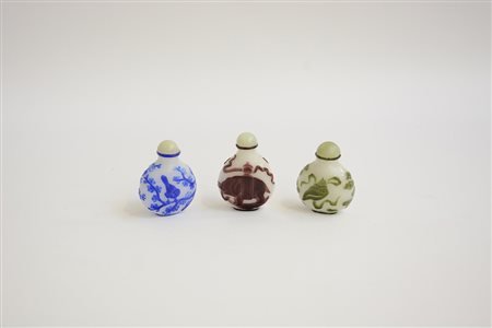 Lotto composto da tre snuff bottles in vetro cammeo (difetti) Cina, sec. XX...