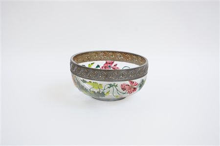 Ciotola in cristallo decorata a rilievo a fiori in policromia, ghiere in...