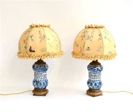 Due lampade in maiolica decorate a finti albarelli nei toni del blu, con base...