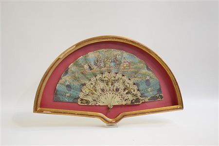 Ventaglio con stecche in madreperla inciso e traforato a volute e fiori....