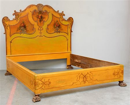 Letto matrimoniale con testata e cassone in legno laccato e dorato, decorato...