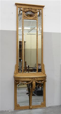 Consolle con specchiera tripartita in legno intagliato e dorato decorata al...