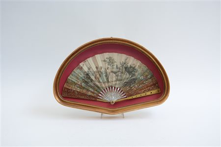 Ventaglio con stecche in madreperla con pagine in stoffa decorata da figure...