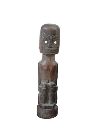 Arte africana. Totem in legno scolpito con figura maschile seduta, occhi...