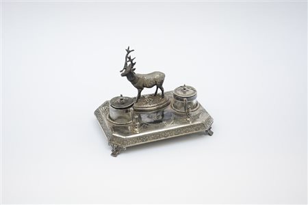 Calamaio in metallo argentato di forma rettangolare e incuso a festoni e...