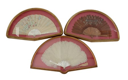 Lotto composto da tre ventagli diversi. In teca entro cornice di epoca...