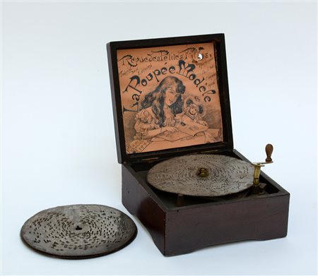 Carillon, inizio XX secolo Scatola di legno verniciato, non funzionante,...