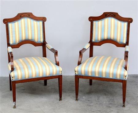 Coppia di poltrone con struttura in legno, piccoli intarsi alla spalliera e...