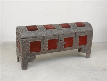 Baule da corredo ricoperto in cuoio e ferro battuto, con borchie e inserti in...