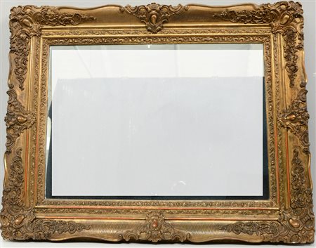 Specchiera rettangolare di gusto barocchetto in legno e pastiglia dorata (cm...