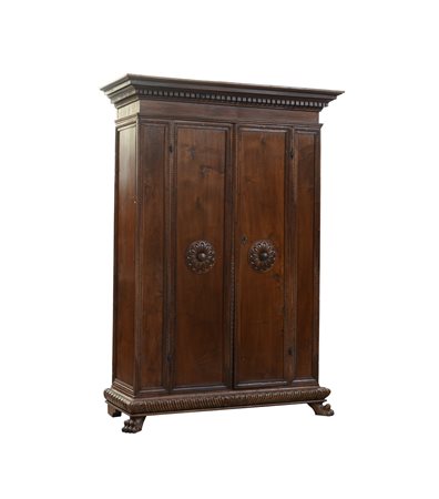 Antico armadio in noce a due ante riquadrate decorate al centro da rosoni,...