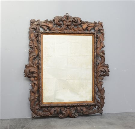 Antica specchiera rettangolare in legno dorato riccamente intagliata e...