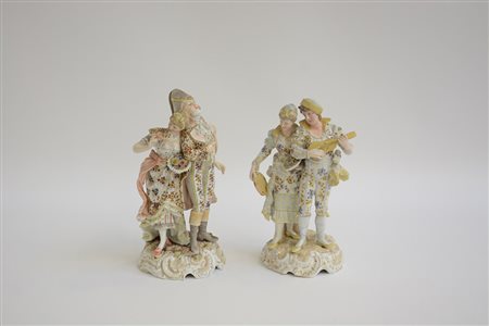 Manifattura del sec. XX "Scene galanti" coppia di statuette in porcellana...