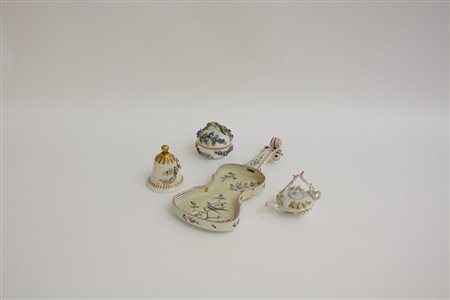 Manifattura diversa lotto composto da vassoietto in forma di violino, una...