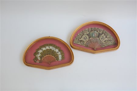 Lotto composto da due ventagli con pagine in piume e tessuto, decorato a...