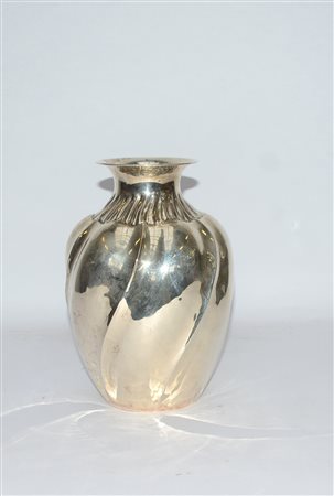 Vaso in argento con corpo bombato, costolato e baccellato. Como, met‡ sec. XX...