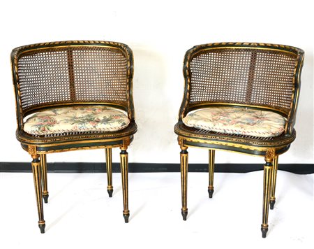 Coppia di poltroncine a pozzetto in legno intagliato, laccato e dorato,...