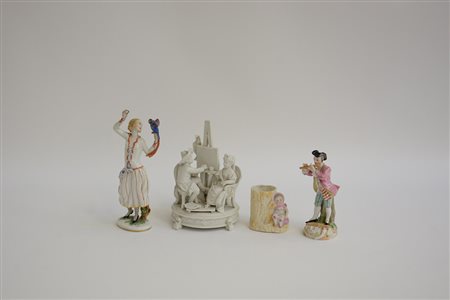 Lotto composto da quattro gruppi in ceramica e porcellana di diverse epoche e...