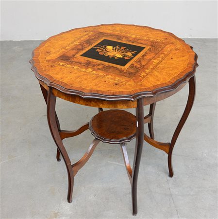 Tavolo da centro con piano di forma sagomata, intersiato al centro da trionfo...