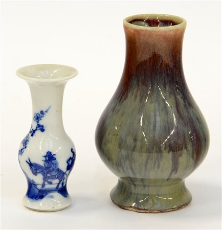 Due vasetti in porcellana, uno con invetriatura flambË, l'altro con decoro...