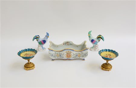 Lotto composto da due alzatine in porcellana e bronzo, due galli di...