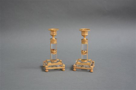 Coppia di candelieri in cristallo decorati in stile impero ad aquile e...