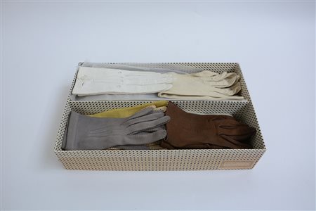 Scatola contenente numerose paia di guanti in vari colori di misure e...